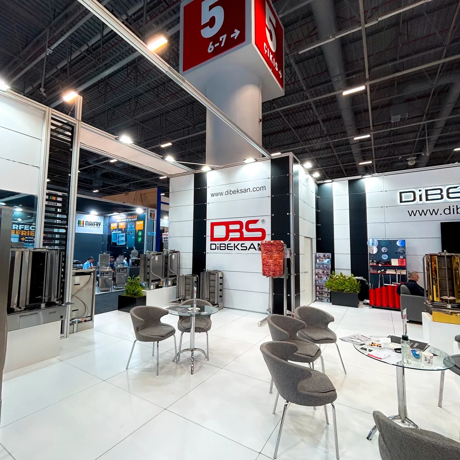 Wide-angle view of an exhibition stand area installed by Studio m²